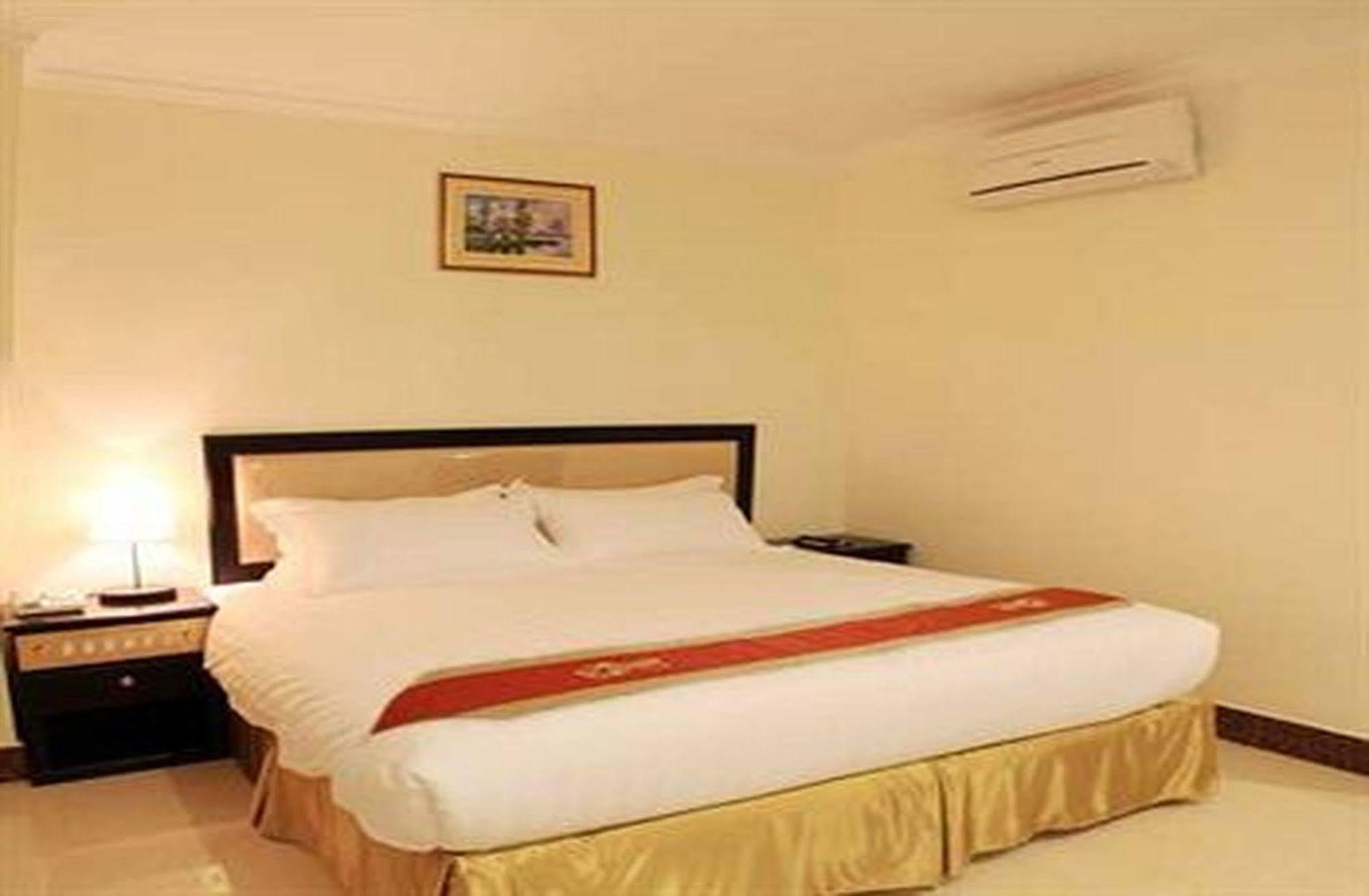 Cardamom Hotel & Apartment Phnom Penh Bagian luar foto