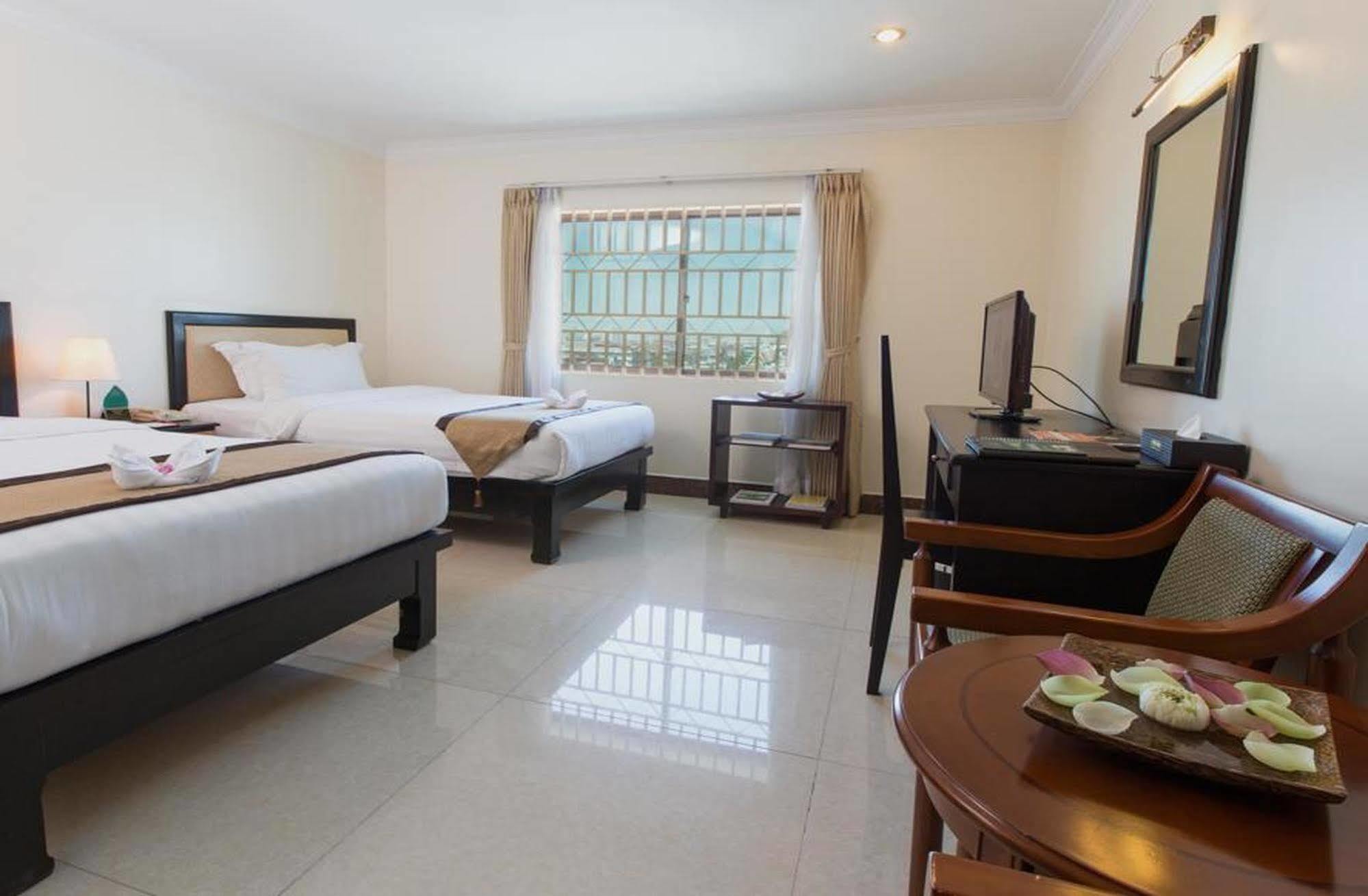 Cardamom Hotel & Apartment Phnom Penh Bagian luar foto