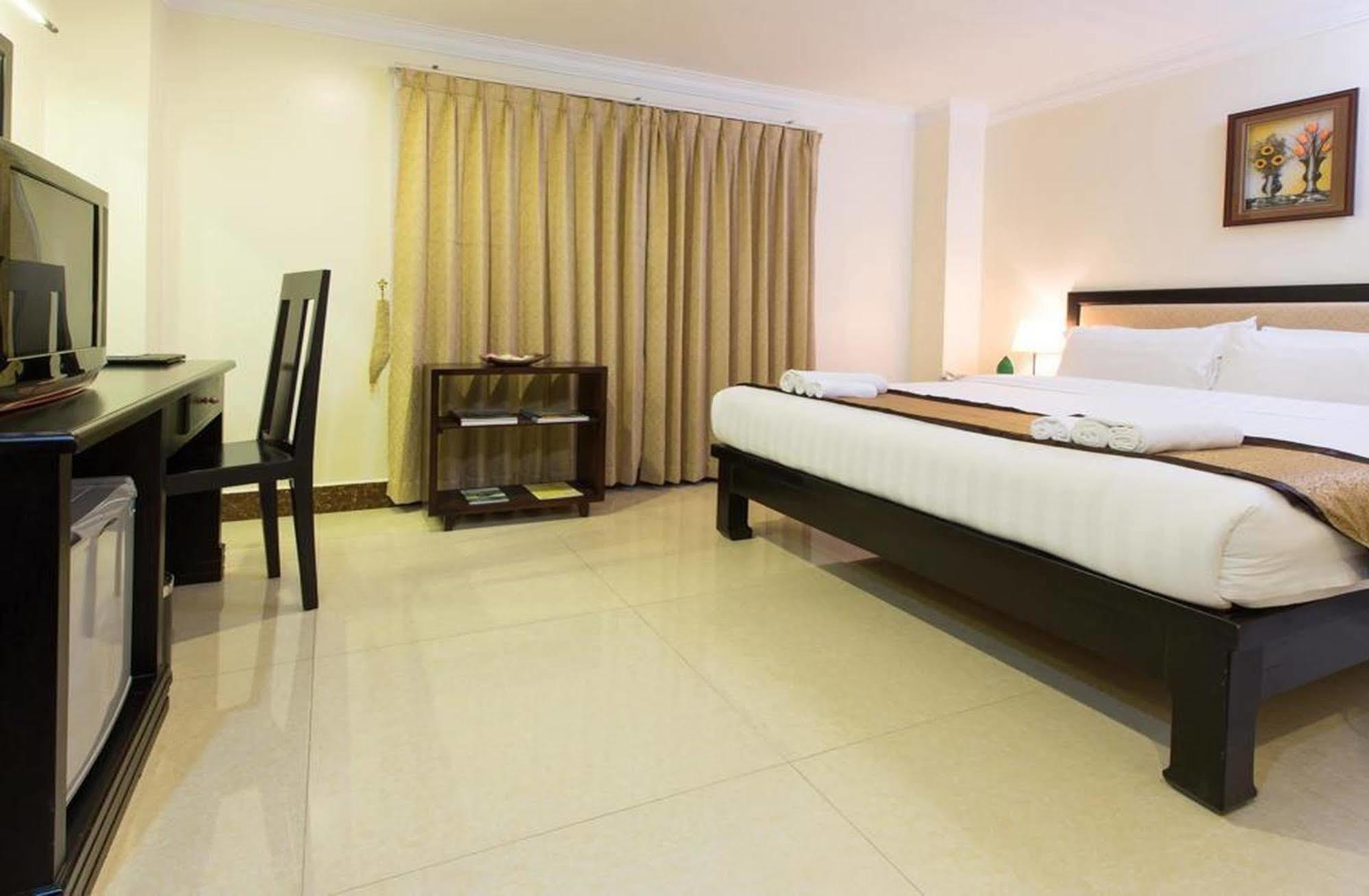 Cardamom Hotel & Apartment Phnom Penh Bagian luar foto