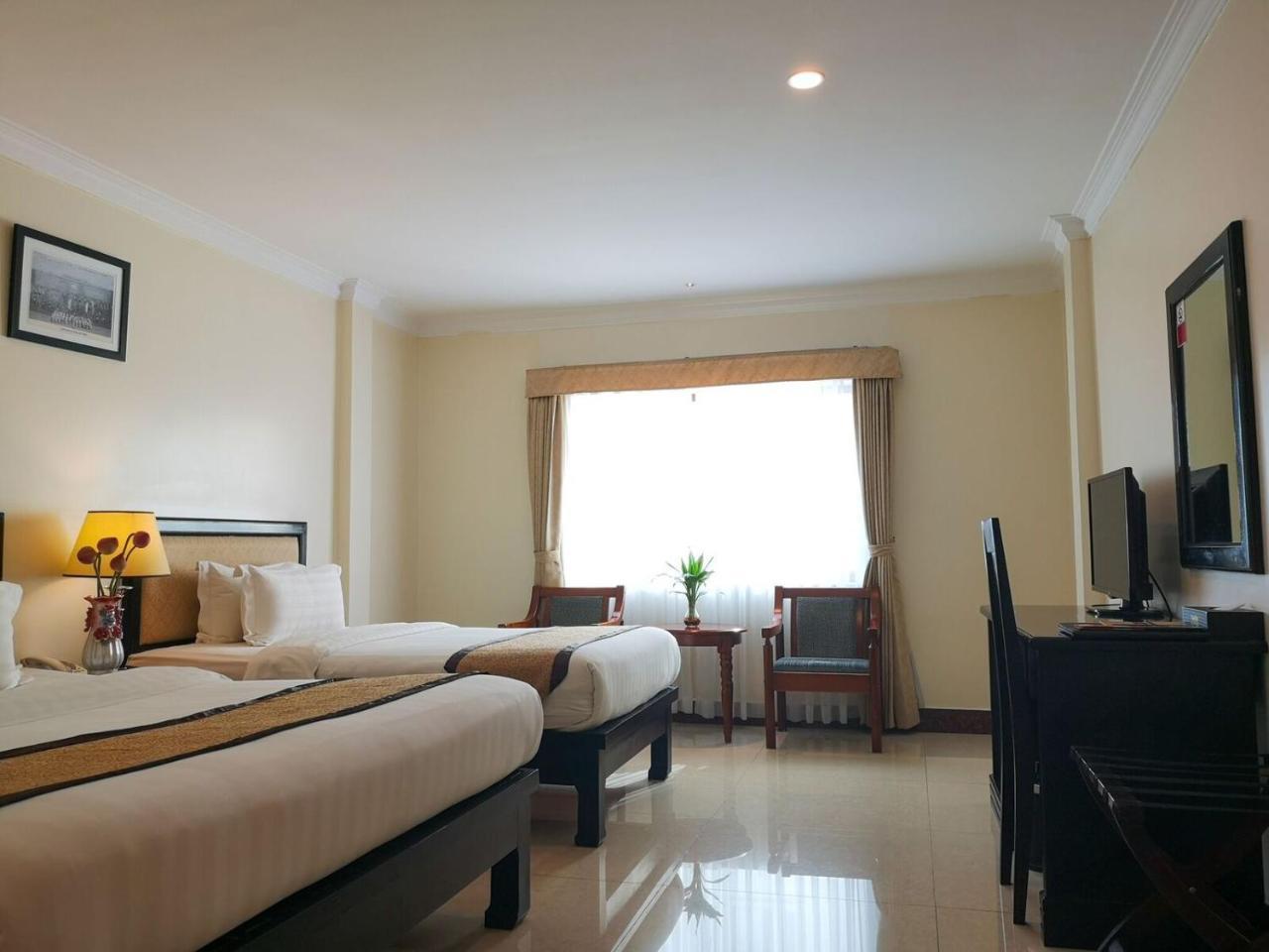 Cardamom Hotel & Apartment Phnom Penh Bagian luar foto