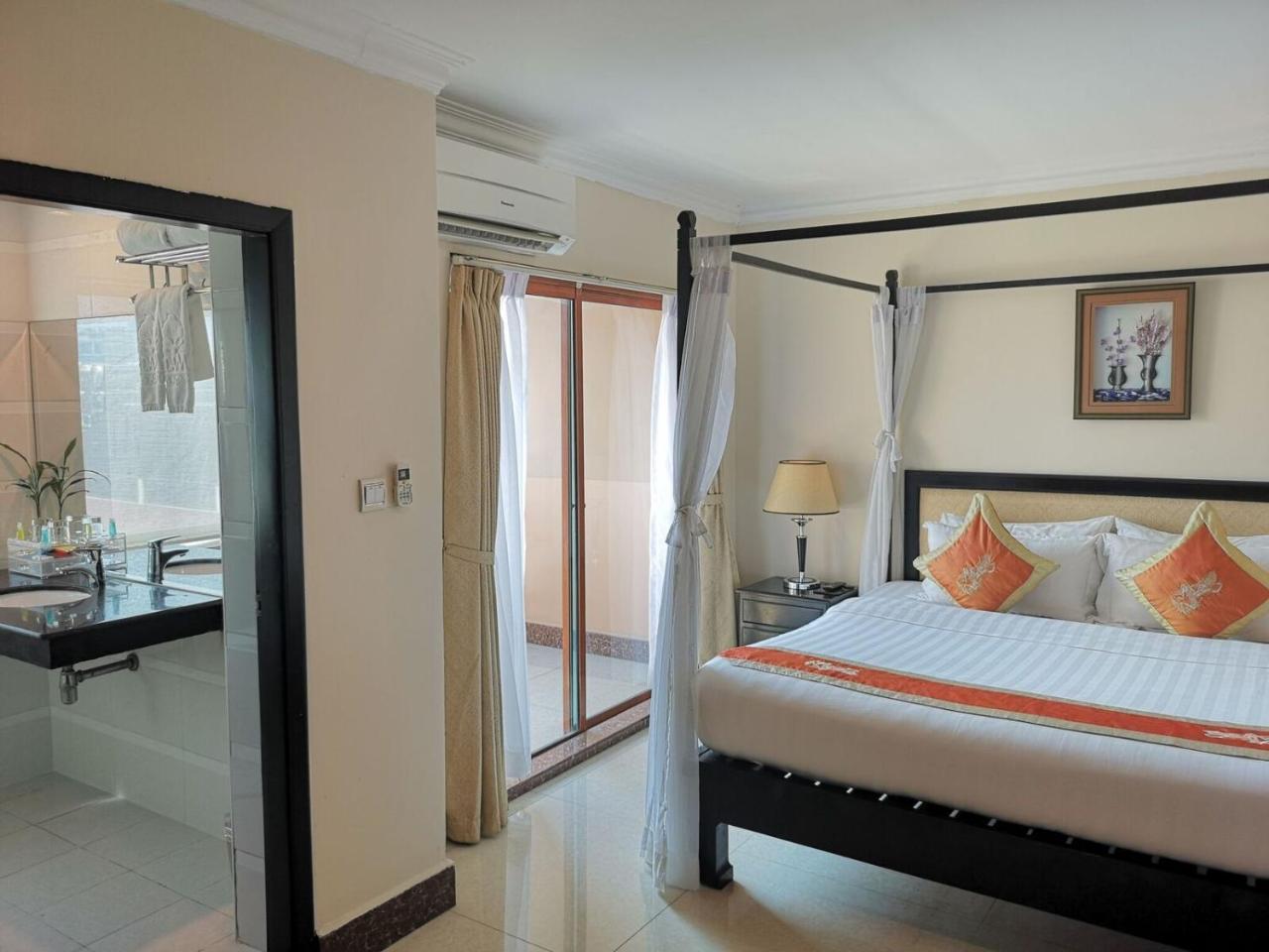 Cardamom Hotel & Apartment Phnom Penh Bagian luar foto