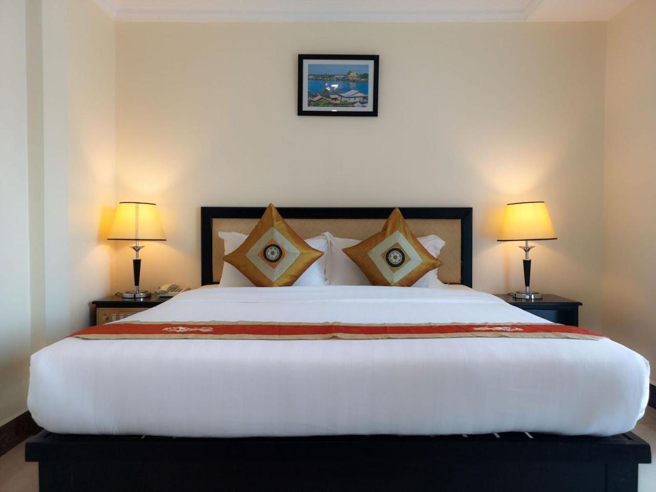 Cardamom Hotel & Apartment Phnom Penh Bagian luar foto